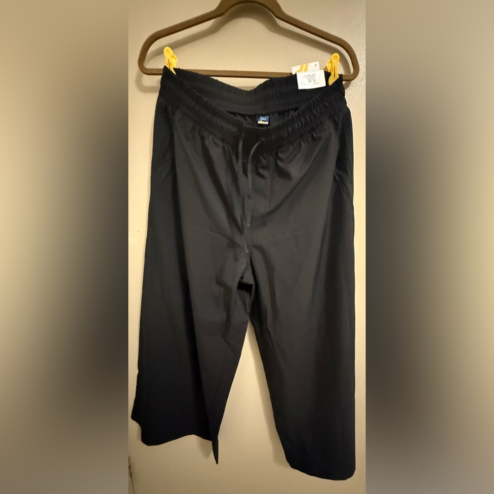 Old Navy  black stretch-tech dry quick with pockets wide leg NWT
